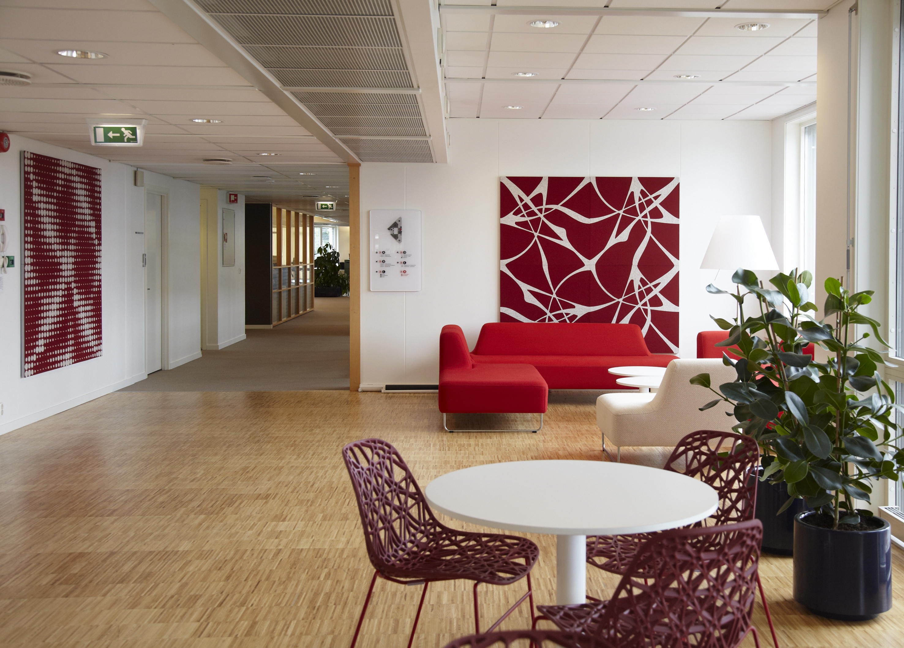 akustikmoduler i rød og hvid filt hos Tryg Oslo (2)